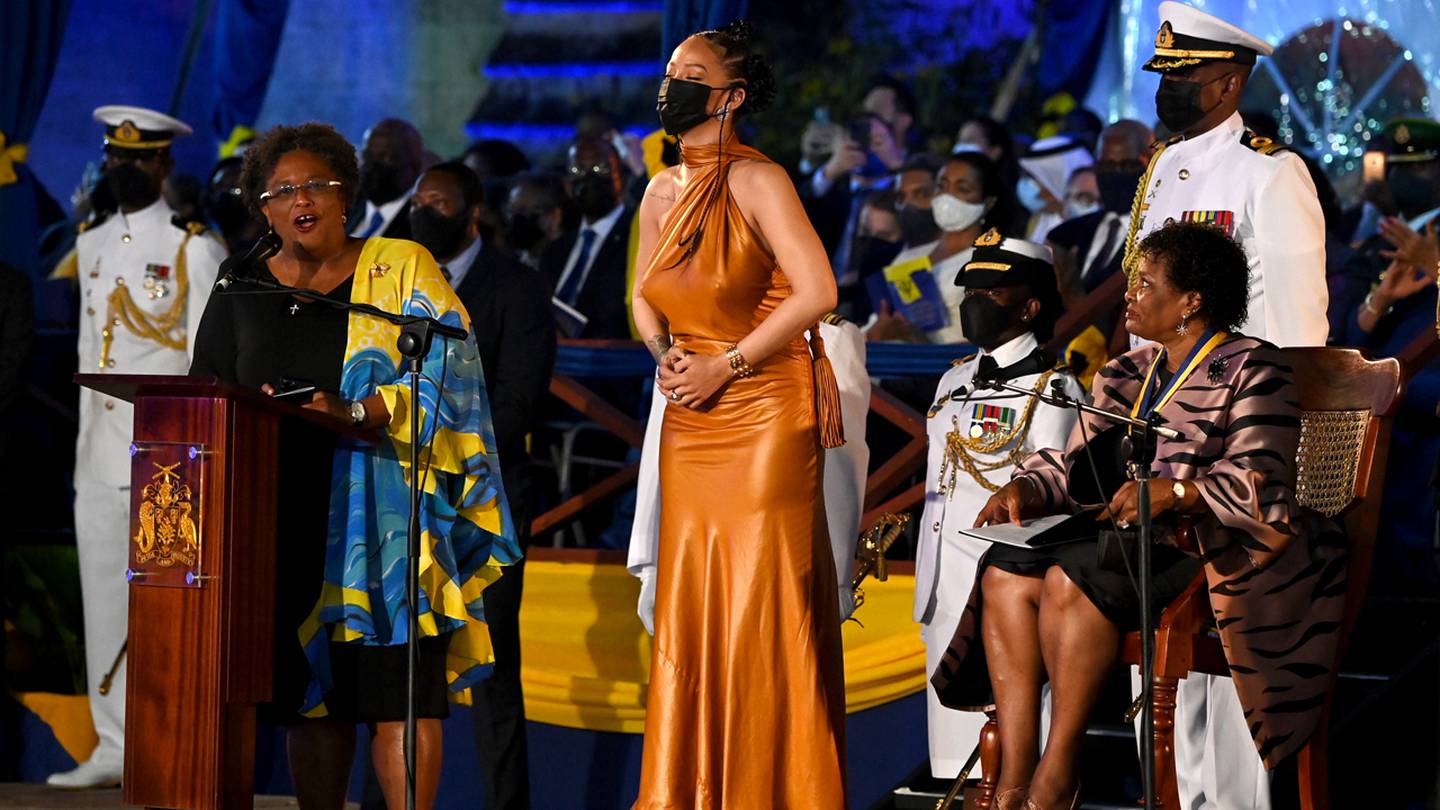 Rihanna honored as national hero in Barbados as island becomes republic –  102.3 KRMG