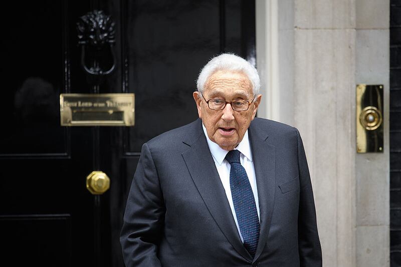 LONDON, ENGLAND - OCTOBER 25:  Former US Diplomat Henry Kissinger leaves following a meeting with British Prime Minister Theresa May at 10 Downing Street on October 25, 2016 in London, England. The former US Secretary of State is visiting the UK to help raise money for the care of and to keep open to the public Sir Edward Heath's country home.  (Photo by Leon Neal/Getty Images)